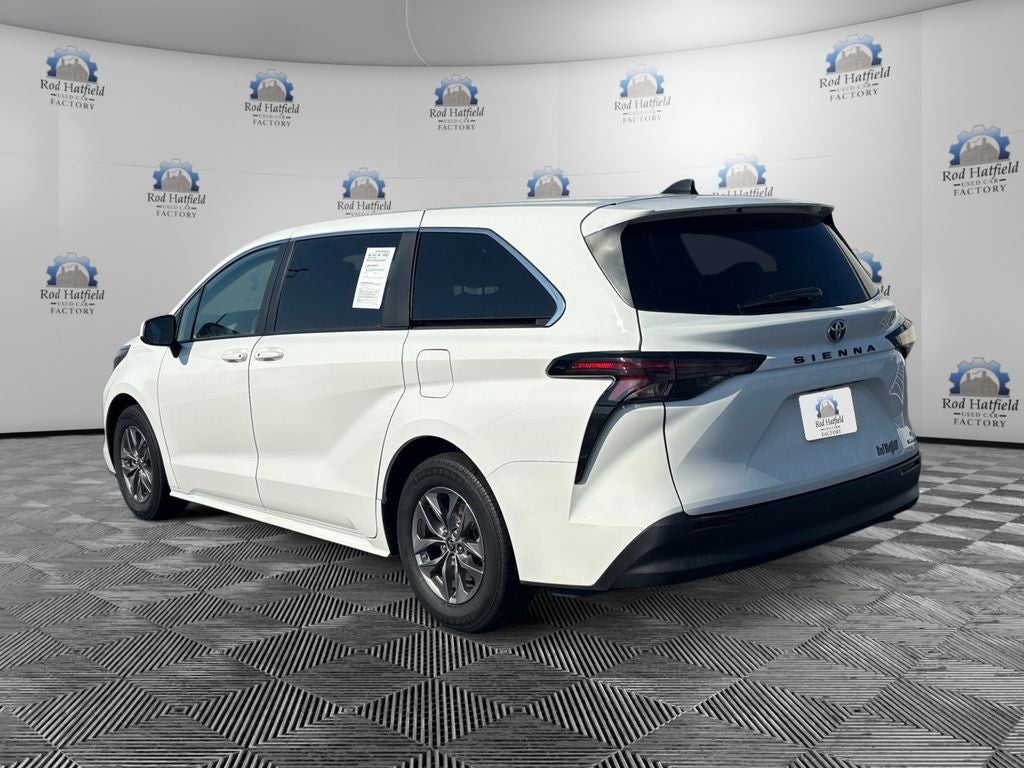 2024 Toyota Sienna LE 8 Passenger