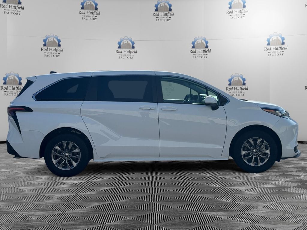 2024 Toyota Sienna LE 8 Passenger