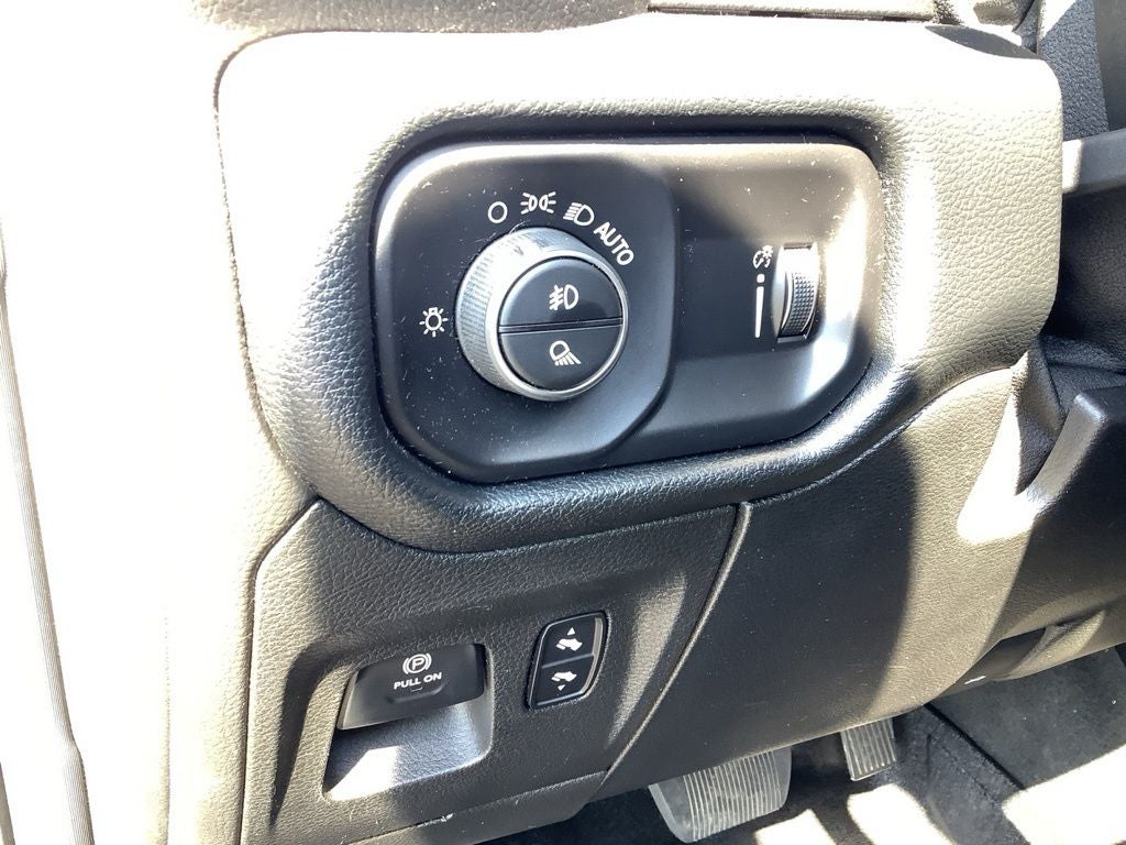 2020 RAM 1500 Big Horn Crew Cab 4x4 5'7' Box