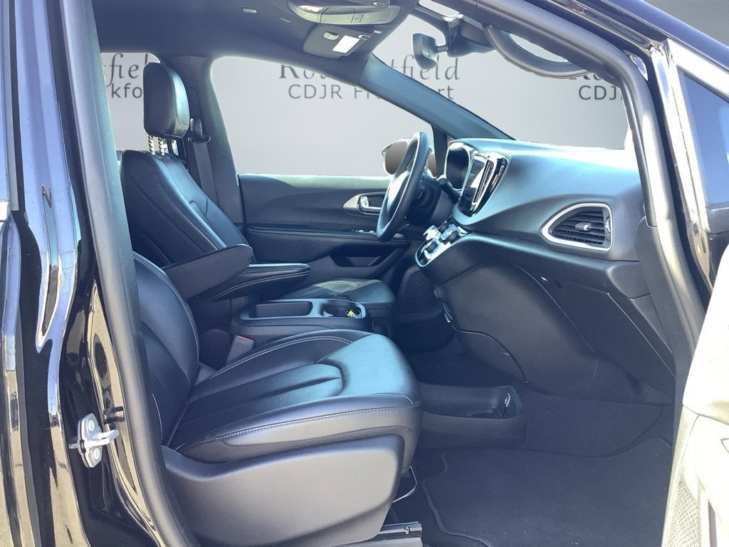 2025 Chrysler Pacifica Select